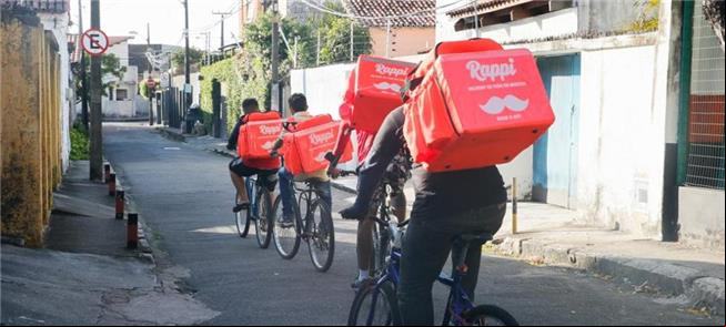 Entregadores em rua de Fortaleza (CE)